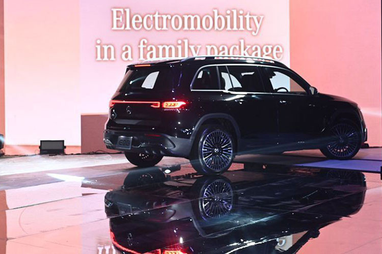 Như vậy, Thái Lan là thị trường đầu tiên tại Đông Nam Á cho ra mắt mẫu xe này. Mercedes-Benz EQB 250 AMG Line chạy điện là sản phẩm mới nhất của hãng xe Đức sau mẫu SUV điện EQC, mẫu MPV điện EQV, mẫu crossover cỡ nhỏ EQA và mẫu sedan hạng sang EQS.