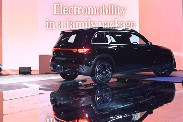 Như vậy, Thái Lan là thị trường đầu tiên tại Đông Nam Á cho ra mắt mẫu xe này. Mercedes-Benz EQB 250 AMG Line chạy điện là sản phẩm mới nhất của hãng xe Đức sau mẫu SUV điện EQC, mẫu MPV điện EQV, mẫu crossover cỡ nhỏ EQA và mẫu sedan hạng sang EQS.