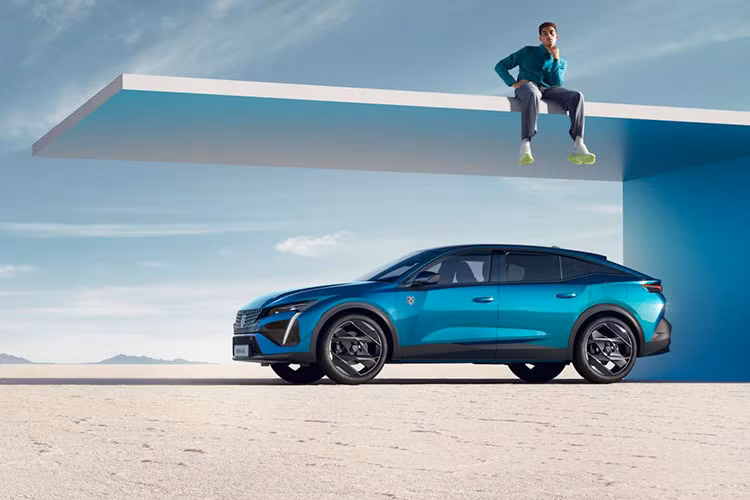 Peugeot 408 2023 tại Trung Quốc được áp dụng thiết kế buồng lái Peugeot i-Cockpit, màn hình điều khiển trung tâm sử dụng thiết kế màn hình cảm ứng kép với màn hình chính có kích thước 10,25 inch, và màn hình i-Toggles 9,7 inch HD ở bên dưới.