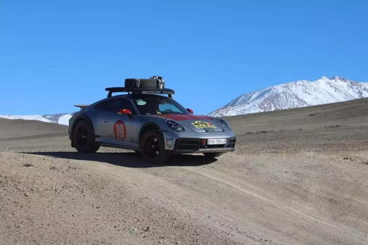 Không chỉ thế, cư dân mạng của nước bạn còn phát cuồng với việc 1 chiếc xe thể thao như siêu xe Porsche 911 Dakar lại chạy rong ruổi trên khắp các con đường ở Trung Quốc, từ thành phố hoa lệ đến các địa danh xa xôi và còn sang tận Mông Cổ.