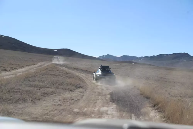 "Thế mày dẫn kiểu gì?", hướng dẫn viên nói gọn ơ, "Mày thấy bụi bốc lên ở đâu thì chạy tới đó", câu trả lời khiến chủ xe Porsche 911 Dakar đứng hình vài giây.