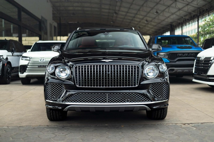 Cuối năm 2015, hãng xe Anh quốc giới thiệu mẫu SUV hoàn toàn mới mang tên gọi Bentley Bentayga siêu sang, đây là bước đi tiên phong để mở ra khái niệm thị trường xe SUV siêu sang, nơi mà sau này Mercedes-Benz và Rolls-Royce mới nhận thấy được sức nóng doanh số bán hàng của nó khủng khiếp đến chừng nào.