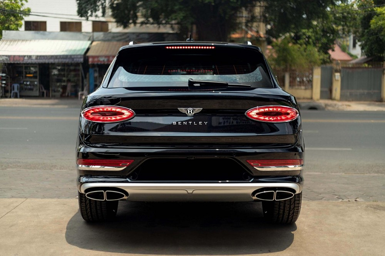 "Trái tim" của Bentley Bentayga EWB Azure First Edition 2023 vẫn là động cơ xăng V8, tăng áp, dung tích 4.0L, sản sinh công suất tối đa 542 mã lực và mô-men xoắn cực đại 770 Nm như bản tiêu chuẩn. Sức mạnh này giúp chiếc xe SUV siêu sang có thể tăng tốc từ vị trí xuất phát lên 100 km/h trong 4,6 giây trước khi đạt vận tốc tối đa 290 km/h.