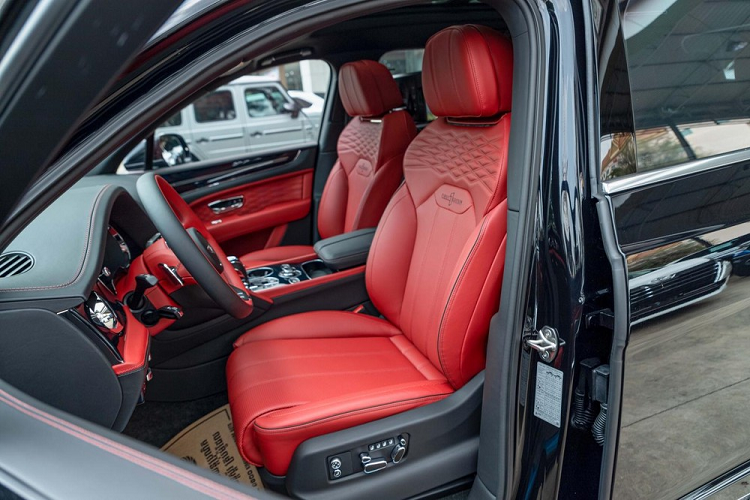 Trong đó, chiếc SUV siêu sang Bentley Bentayga EWB Azure First Edition 2023 chúng tôi đề cập trong bài viết này được 1 showroom ở Campuchia mang về, nếu thích, các đại gia Việt hoàn toàn có thể chốt đơn, ra biển số cá nhân hóa và làm các thủ tục để xe có thể lăn bánh tại Việt Nam như các siêu xe triệu đô McLaren Senna, Porsche 918 Spyder hay Koenigsegg Regera đã lăn bánh tại nước ta theo diện này.