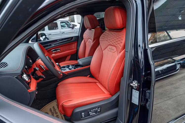 Trong đó, chiếc SUV siêu sang Bentley Bentayga EWB Azure First Edition 2023 chúng tôi đề cập trong bài viết này được 1 showroom ở Campuchia mang về, nếu thích, các đại gia Việt hoàn toàn có thể chốt đơn, ra biển số cá nhân hóa và làm các thủ tục để xe có thể lăn bánh tại Việt Nam như các siêu xe triệu đô McLaren Senna, Porsche 918 Spyder hay Koenigsegg Regera đã lăn bánh tại nước ta theo diện này.