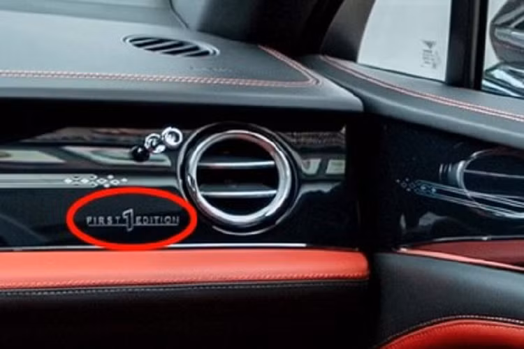 Nhưng xe sẽ có kiểu ghế Bentley Airline Seat mới, đáp ứng việc chỉnh ghế biến thành chiếc giường thông qua màn hình trung tâm hàng ghế phía sau, nếu như đã nằm yên vị trên chiếc ghế chẳng khác như nệm cao cấp, máy tính bảng lúc này cũng sẽ xuất hiện, đó chính là màn hình giải trí ở giữa 2 ghế.