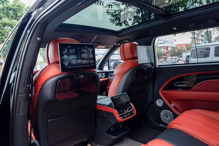 Tiếp theo là logo First Edition nằm ngay sau cửa số thứ 3, vị trí rất quen thuộc trên Bentley Bentayga First Edition bản cũ, giới hạn 608 chiếc trên toàn thế giới, có gần 8 xe về nước.