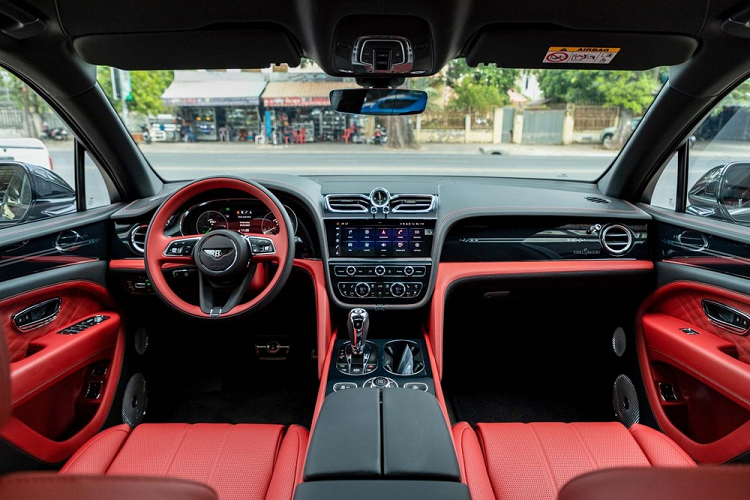 Chiếc Bentley Bentayga EWB Azure First Edition 2023 tại Campuchia này có màu sơn đen bóng cùng nhiều chi tiết rất riêng, đầu tiên là phần hốc gió trước của xe được làm mới hoàn toàn, nhìn vào đã thấy khác biệt so với Bentley Bentayga bản nâng cấp giữa vòng đời đã có hơn 20 xe lăn bánh ở Việt Nam. 2 hốc gió bên to hơn, rộng hơn và nhìn khỏe khoắn.