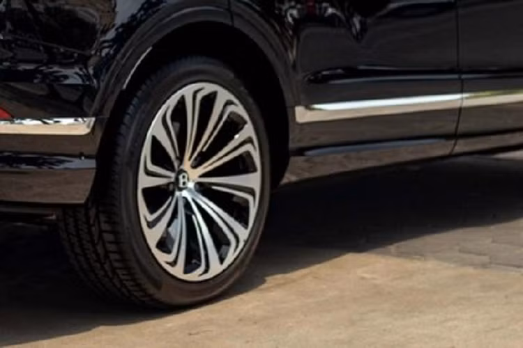 Chọn mua Bentley Bentayga EWB Azure First Edition 2023 bạn sẽ có cấu hình ghế 4+1, khác hoàn toàn so với kiểu 4 ghế, 5 ghế hoặc 7 ghế,thuật ngữ này nhằm ám chỉ xe có 4 ghế ngồi, hàng ghế sau hiển nhiên có 2 ghế thương gia