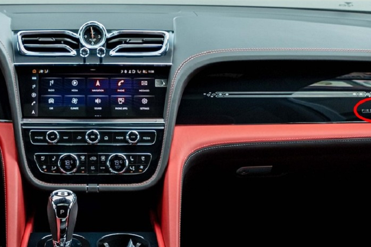 1 lần nữa, logo First Edition lại xuất hiện dày đặc bên trong nội thất của xe Bentley Bentayga EWB Azure First Edition 2023, từ bảng điều khiển trung tâm, trước mặt ghế hành khách, đến việc được khâu hoặc khắc lên tựa lưng ghế ngồi, thay cho logo Bentley nếu bạn chỉ mua bản tiêu chuẩn.