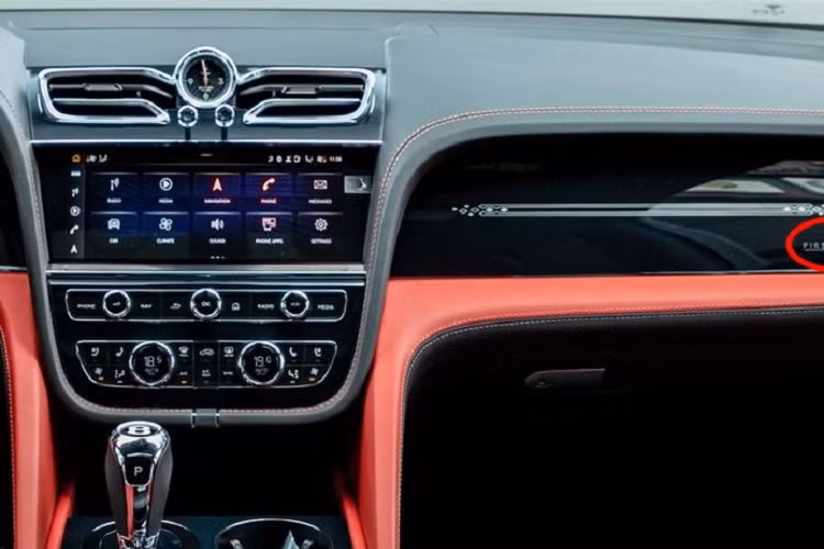 1 lần nữa, logo First Edition lại xuất hiện dày đặc bên trong nội thất của xe Bentley Bentayga EWB Azure First Edition 2023, từ bảng điều khiển trung tâm, trước mặt ghế hành khách, đến việc được khâu hoặc khắc lên tựa lưng ghế ngồi, thay cho logo Bentley nếu bạn chỉ mua bản tiêu chuẩn.