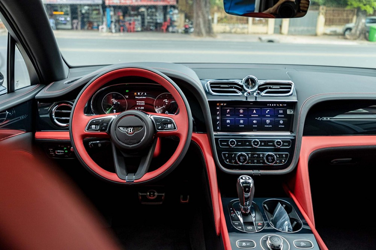 Điểm khác tiếp nào nằm bên hông xe, cụ thể, Bentley Bentayga EWB Azure First Edition 2023 có la-zăng mới và có đến 2 huy hiệu để nhận biết, đầu tiên là logo Azure nằm ngay sau bánh xe bên ghế phụ, trên thanh nẹp mạ crôm chạy ngang sườn xe.