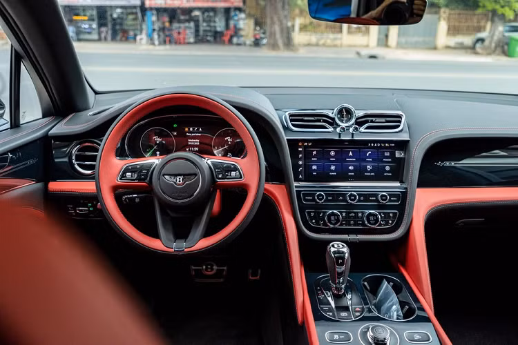 Điểm khác tiếp nào nằm bên hông xe, cụ thể, Bentley Bentayga EWB Azure First Edition 2023 có la-zăng mới và có đến 2 huy hiệu để nhận biết, đầu tiên là logo Azure nằm ngay sau bánh xe bên ghế phụ, trên thanh nẹp mạ crôm chạy ngang sườn xe.