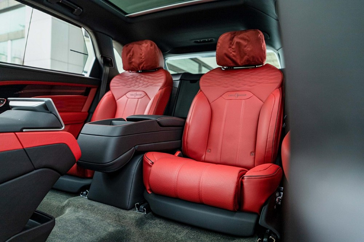 Nếu đã có ngoại thất màu tối, rất tuyệt vời nếu bên trong xe có màu rực sáng, chẳng hạn như màu đỏ, tượng trưng quý phái, sự thăng hoa... và tất nhiên, còn có nhiều chi tiết sơn đen tạo điểm nhấn hay gỗ ốp cao cấp, mang đến sự đẳng cấp cho xe Bentley Bentayga EWB Azure First Edition 2023.