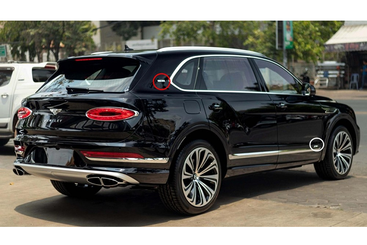 Vào năm ngoái, đại lý Bentley trong nước cũng đã công bố mức giá xe Bentley Bentayga EWB 2023 lần lượt là 18,5 tỷ đồng cho bản Azure và nếu khách nào mấu hơn có thể chốt đơn bản Bentayga EWB First Edition với giá gần 21 tỷ đồng. Hiện chưa rõ đã có chiếc xe Bentley Bentayga EWB 2023 chính hãng nào về nước hay chưa, nhưng nhìn sang 1 số thị trường Asean khác, đã có xe về.