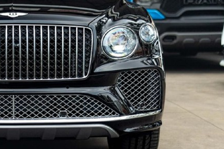 Ngoài kiểu ghế mới, Bentley Bentayga EWB 2023 còn được trang bị rất nhiều đồ chơi xịn như cảm biến nhiệt độ mới, lúc này, hành khách ngồi lên ghế và thuật toán đưa ra là sẽ dựa trên nhiệt độ của cơ thể hành khách và độ ẩm trên bề mặt để chỉnh tính năng sưởi ấm, làm mát hoặc kết hợp cả hai cho phù hợp, tránh lạnh hoặc nóng quá, dễ sốc nhiệt...