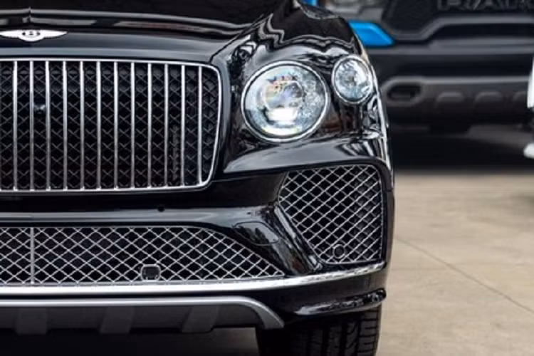 Ngoài kiểu ghế mới, Bentley Bentayga EWB 2023 còn được trang bị rất nhiều đồ chơi xịn như cảm biến nhiệt độ mới, lúc này, hành khách ngồi lên ghế và thuật toán đưa ra là sẽ dựa trên nhiệt độ của cơ thể hành khách và độ ẩm trên bề mặt để chỉnh tính năng sưởi ấm, làm mát hoặc kết hợp cả hai cho phù hợp, tránh lạnh hoặc nóng quá, dễ sốc nhiệt...