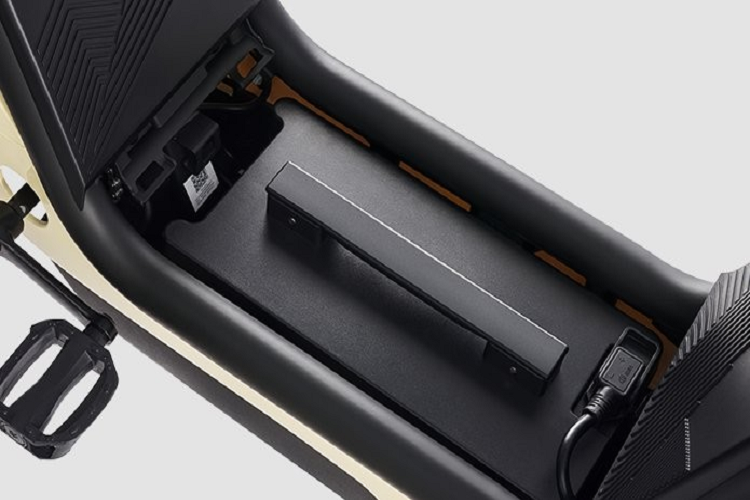 Tại thị trường Trung Quốc, Honda Cub e: có tổng cộng 4 tùy chọn màu sắc là vàng, trắng, xám và đỏ. Giá xe máy Honda Cub e: chạy điện này ở thị trường Trung Quốc là 5.999 Nhân dân tệ (khoảng 21 triệu đồng).