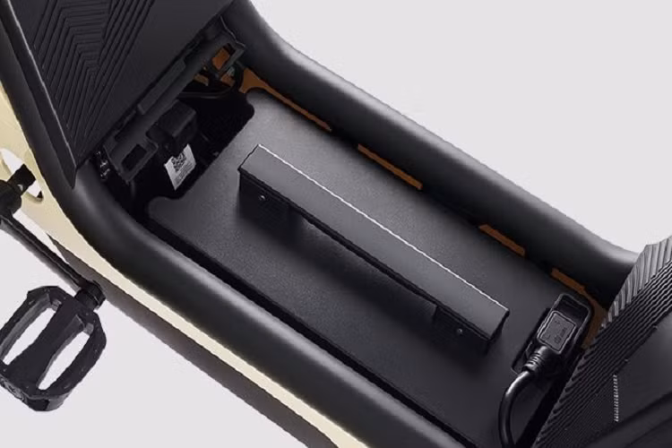 Tại thị trường Trung Quốc, Honda Cub e: có tổng cộng 4 tùy chọn màu sắc là vàng, trắng, xám và đỏ. Giá xe máy Honda Cub e: chạy điện này ở thị trường Trung Quốc là 5.999 Nhân dân tệ (khoảng 21 triệu đồng).