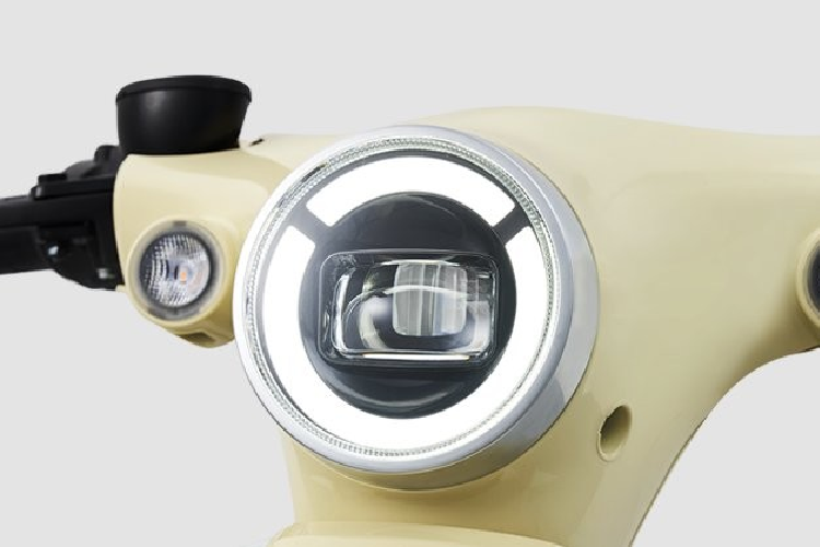 Trong khi đó, mô-tơ điện của xe nằm trên bánh sau, có mô-men xoắn cực đại 16 Nm và chỉ cho phép xe đạt vận tốc tối đa 25 km/h. Xe được trang bị cả bàn đạp để người điều khiển dùng khi hết pin giữa đường.