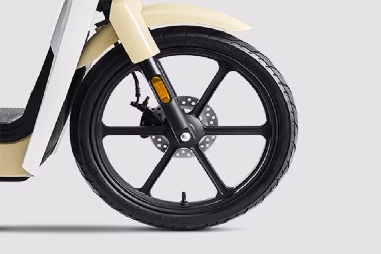 Sàn đặt chân rộng với khung bằng thép của Honda Cub e: đi kèm khoảng trống được thiết kế đặc biệt để đặt cụm pin của xe. Honda Cub e: sử dụng pin lithium Ternary 48V-20Ah với trọng lượng chỉ 6,4 kg, cho phép xe chạy được quãng đường 65 km sau khi sạc đầy.