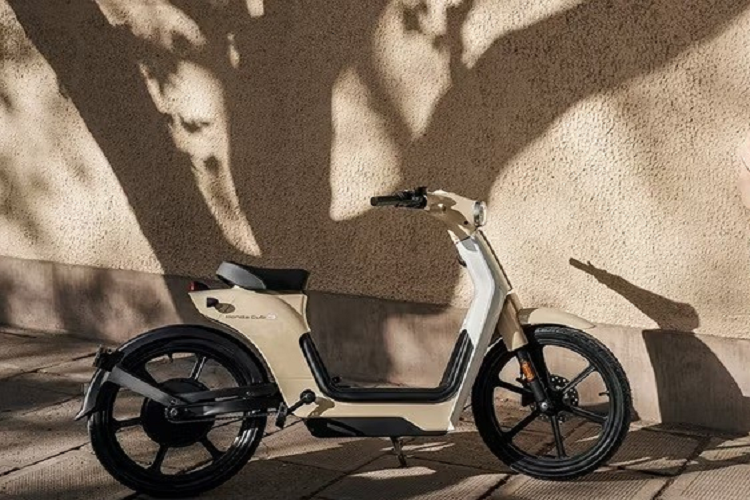 Ngoài ra, mẫu xe máy điện mới của gia đình Honda còn được trang bị đèn pha LED vừa bền vừa tăng tầm nhìn cho người điều khiển trong đêm. Bao quanh đèn pha LED là dải đèn LED định vị ban ngày hình tròn. Trong khi đó, đèn xi nhan của xe được đặt ở hai bên, gần tay lái.