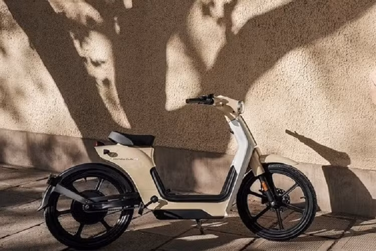 Ngoài ra, mẫu xe máy điện mới của gia đình Honda còn được trang bị đèn pha LED vừa bền vừa tăng tầm nhìn cho người điều khiển trong đêm. Bao quanh đèn pha LED là dải đèn LED định vị ban ngày hình tròn. Trong khi đó, đèn xi nhan của xe được đặt ở hai bên, gần tay lái.