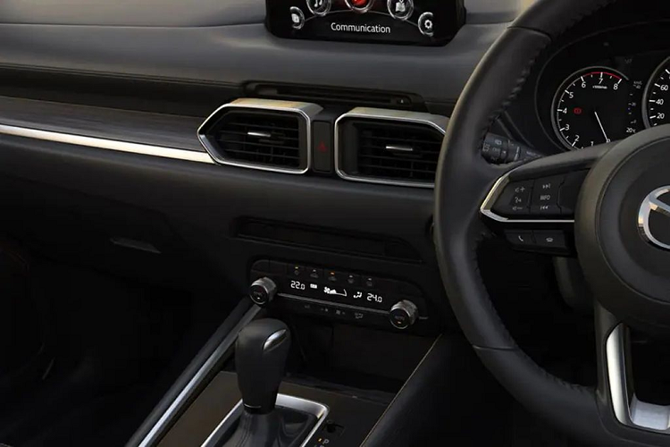 Bên trong cabin, về mặt thiết kế Mazda CX-5 2023 hầu như không thay đổi. Thay vào đó, hãng đã tập trung nâng cấp tiện nghi và tính năng.