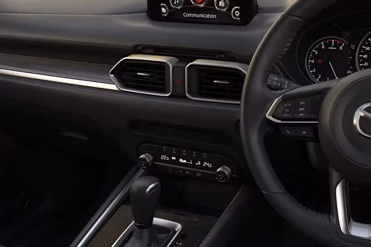 Bên trong cabin, về mặt thiết kế Mazda CX-5 2023 hầu như không thay đổi. Thay vào đó, hãng đã tập trung nâng cấp tiện nghi và tính năng.