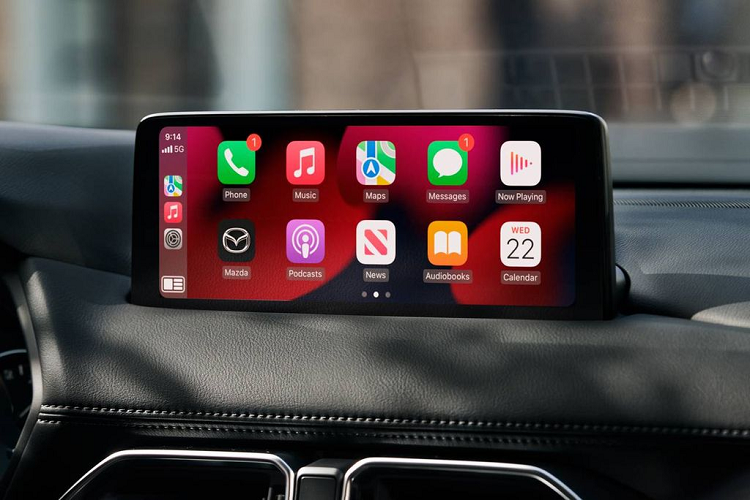 Tại thị trường Indonesia, Mazda CX-5 2023 được trang bị hệ thống thông tin giải trí có màn hình cảm ứng 8 inch, hỗ trợ Apple CarPlay và Android Auto, hiển thị thông tin lên kính lái HUD cùng vô lăng 3 chấu bọc da tích hợp đầy đủ các phím chức năng.