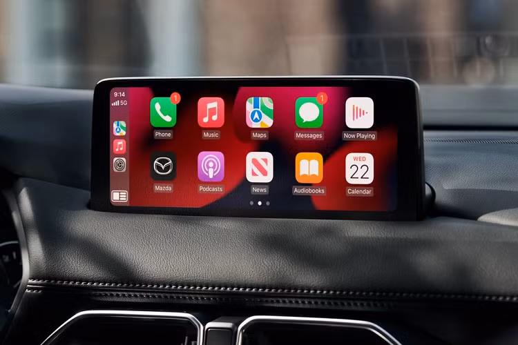 Tại thị trường Indonesia, Mazda CX-5 2023 được trang bị hệ thống thông tin giải trí có màn hình cảm ứng 8 inch, hỗ trợ Apple CarPlay và Android Auto, hiển thị thông tin lên kính lái HUD cùng vô lăng 3 chấu bọc da tích hợp đầy đủ các phím chức năng.