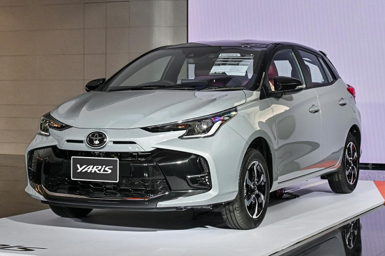 Ngày 9/3/2023 vừa qua, hãng Toyota đã chính thức vén màn phiên bản nâng cấp giữa vòng đời của dòng xe Yaris tại thị trường Thái Lan. Tại thị trường này, Toyota Yaris 2023 mới có tổng cộng 4 phiên bản, bao gồm 1.2 Sport CVT, 1.2 Smart CVT, 1.2 Premium CVT và 1.2 Premium S CVT.