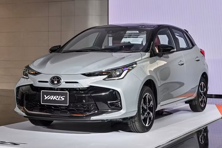 Ngày 9/3/2023 vừa qua, hãng Toyota đã chính thức vén màn phiên bản nâng cấp giữa vòng đời của dòng xe Yaris tại thị trường Thái Lan. Tại thị trường này, Toyota Yaris 2023 mới có tổng cộng 4 phiên bản, bao gồm 1.2 Sport CVT, 1.2 Smart CVT, 1.2 Premium CVT và 1.2 Premium S CVT.