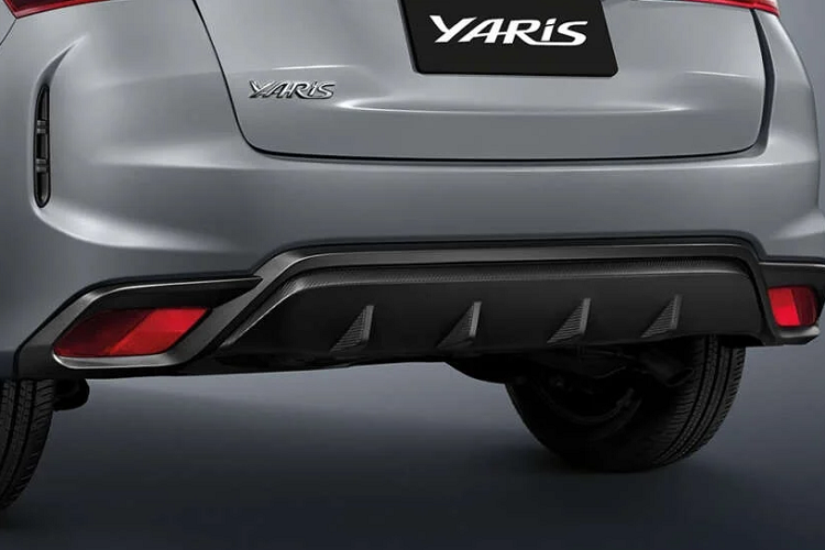 Đằng sau, Toyota Yaris 2023 giữ nguyên thiết kế đèn hậu cũ. Tuy nhiên, xe có thêm khe gió nằm dọc ở hai góc cản sau và bộ khuếch tán gió màu đen nằm giữa 2 đèn phản quang. Tại thị trường Thái Lan, Toyota Yaris 2023 có những trang bị ngoại thất tiêu chuẩn như đèn pha projector LED, đèn hậu LED, anten vây cá trên nóc và tay nắm cửa/ốp gương chiếu hậu sơn cùng màu thân xe.