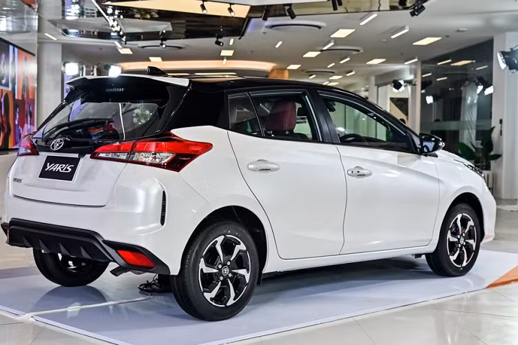 Phía trên lưới tản nhiệt là 2 khe gió nhỏ mới, nằm hai bên logo của hãng Toyota. Trong khi đó, cụm đèn pha của xe cũng được thiết kế mới, gợi liên tưởng đến Toyota Corolla đang bán ở thị trường Mỹ. Ngoài ra, mẫu xe hatchback cỡ B này còn có thêm cản trước và hốc gió trung tâm mới với thiết kế giống Toyota Crown Crossover 2023.