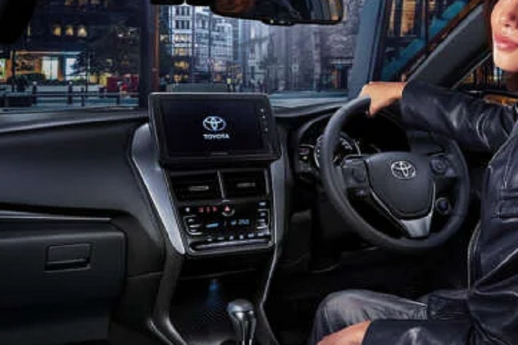 Trong khi đó, bản cao cấp hơn sẽ có dải đèn LED định vị ban ngày, đèn pha tự động bật/tắt, gương chiếu hậu gập điện/tích hợp đèn báo rẽ/sơn màu đen, kính lái cách âm và cần gạt mưa tự động. Bên trong Toyota Yaris 2023 là thiết kế nội thất gần như không thay đổi so với trước. Hãng Toyota chỉ thay đổi chất liệu nội thất và bổ sung trang bị cho xe.