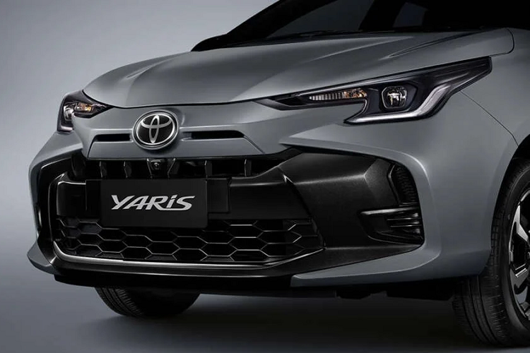 Bản tiêu chuẩn của xe sẽ dùng ghế bọc nỉ, bảng đồng hồ analog, màn hình cảm ứng trung tâm 7 inch tích hợp cổng USB, 4 loa, vô lăng bọc urethane chỉnh 2 hướng với phím chỉnh âm lượng, ổ điện 12V, điều hòa không khí, ghế lái chỉnh tay 6 hướng, ghế phụ lái chỉnh tay 4 hướng, kính cửa sổ chỉnh 1 chạm chống kẹt bên ghế lái và đèn trong khoang hành lý.