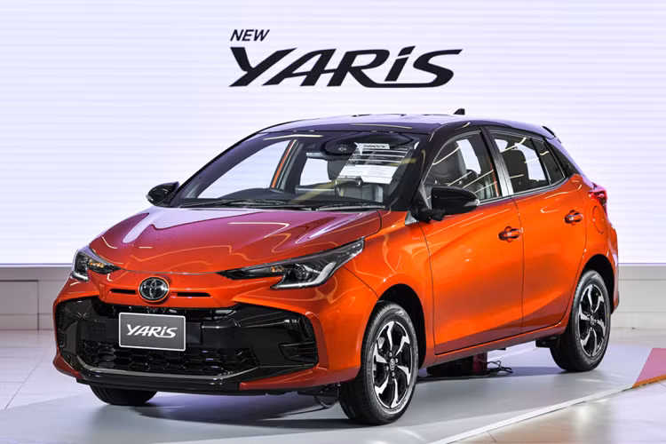 Ở hai bản cao cấp, Toyota Yaris 2023 được bổ sung camera lùi, hệ thống mã hóa động cơ, hệ thống báo động chống trộm và gói công nghệ an toàn chủ động Toyota Safety Sense, bao gồm những tính năng như cảnh báo tiền va chạm hay phanh tự động khẩn cấp.