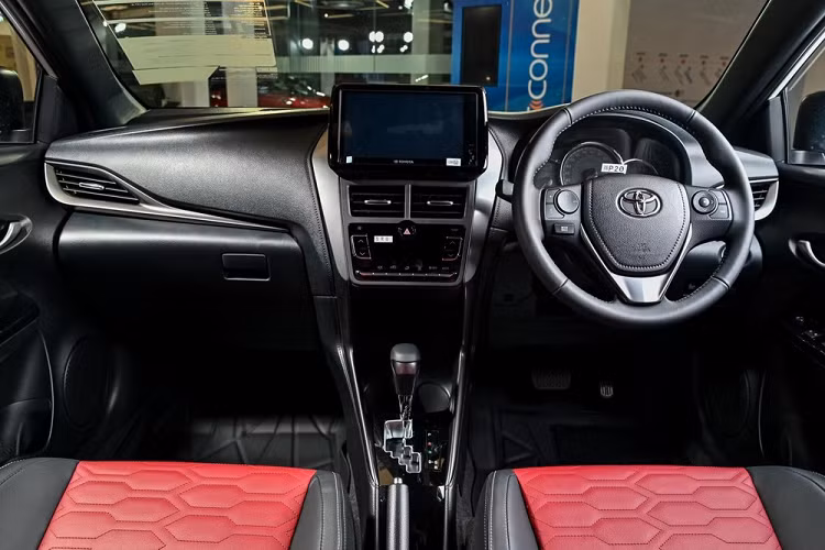 Trên cản trước có thêm nẹp trang trí mạ crôm và khe gió ở hai góc. Tương tự Toyota Vios nâng cấp sắp bán ở Việt Nam, Yaris mới tại Thái Lan cũng không thay đổi thiết kế sườn xe, trừ vành la-zăng. Bộ vành này có đường kính 15 inch với thiết kế 6 chấu và phối 2 màu mới.
