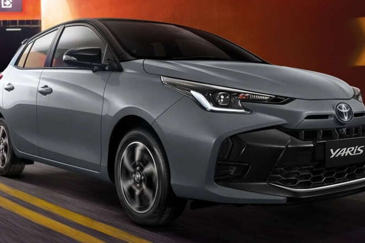 Trong khi đó, bản cao cấp hơn sẽ có thêm ghế, vô lăng, bệ tì tay trung tâm, bệ tì tay trên tapi cửa sau và tapi cửa đều bọc da. Tiếp đến là túi đựng đồ trên lưng ghế trước, ghế sau gập 60:40, điều hòa tự động đi kèm màn hình kỹ thuật số, màn hình cảm ứng trung tâm 9 inch, hỗ trợ Apple CarPlay/Android Auto