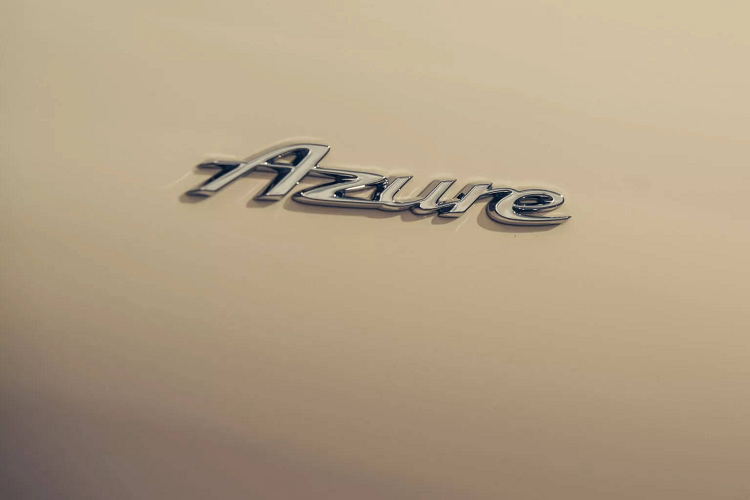 Đảm bảo an toàn là hệ thống Bentley Dynamic Ride với thanh chống lật chủ động giúp xe không bị nghiêng khi vào cua. Hệ thống kiểm soát hành trình thích ứng, hỗ trợ giữ làn, nhận diện biển báo giao thông và camera hồng ngoại nhận diện người đi bộ, người đi xe đạp hoặc động vật.