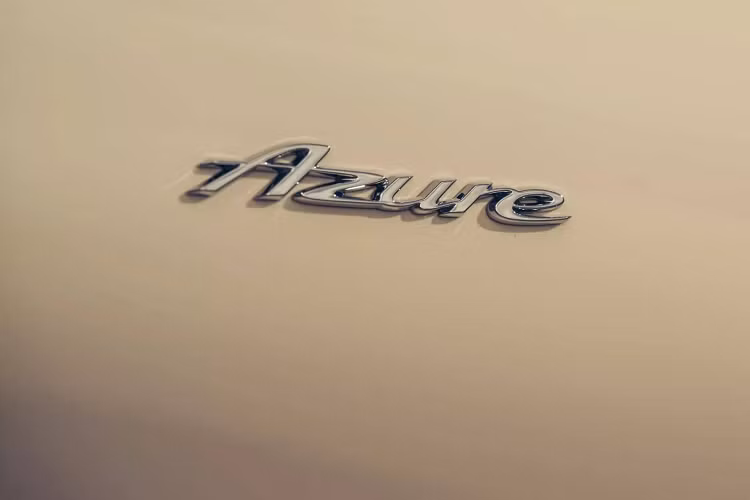 Đảm bảo an toàn là hệ thống Bentley Dynamic Ride với thanh chống lật chủ động giúp xe không bị nghiêng khi vào cua. Hệ thống kiểm soát hành trình thích ứng, hỗ trợ giữ làn, nhận diện biển báo giao thông và camera hồng ngoại nhận diện người đi bộ, người đi xe đạp hoặc động vật.