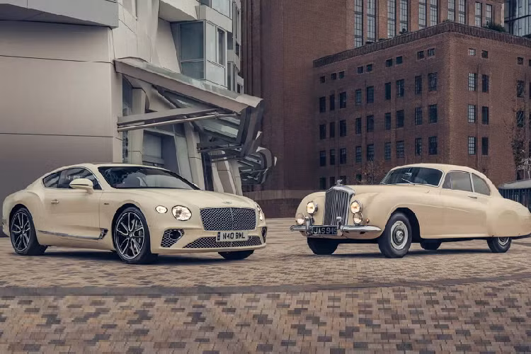 Bentley R-Type Continental siêu sang ra mắt năm 1952 là chiếc saloon 4 chỗ nhanh nhất thế giới thời đó, còn được mệnh danh là “tấm thảm ma thuật có khả năng thu ngắn những khoảng cách xa xôi nhất”. Chỉ có 208 chiếc từng được sản xuất, vận hành bằng động cơ sáu xi-lanh thẳng hàng 4,6 lít có thể sản sinh công suất 155 mã lực.