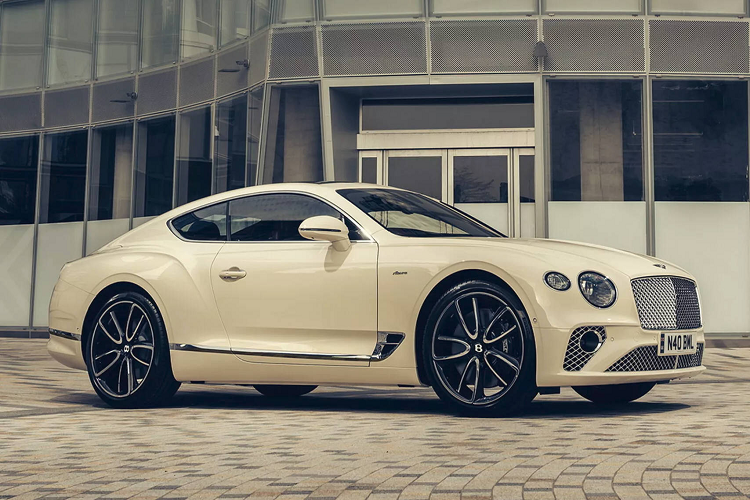 Chiếc Bentley Continental GT Azure độc bản này được tạo ra để kỷ niệm sinh nhật lần thứ 70 của chiếc JAS 949, một trong số những biểu tượng vĩ đại nhất trong lịch sử của thương hiệu xe siêu sang Anh Quốc này.