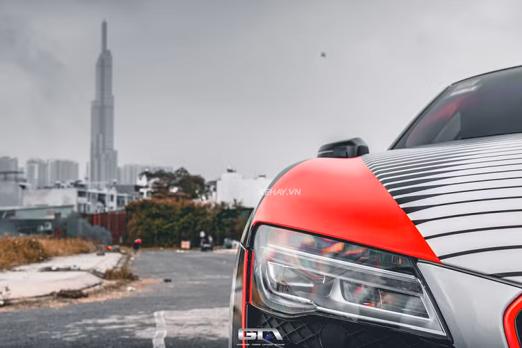 Thay vào đó là bộ cánh đậm chất thể thao với các đường kẻ sọc, điểm nhấn màu đỏ đen trên khắp chiếc xe. Nắp ca-pô và thân xe được dán thêm cả số thứ tự 83 cùng ký tự “wauto”.