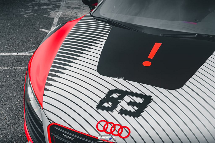 Tính đến thời điểm hiện tại, chiếc xe trong bài vẫn là mẫu Audi R8 V8 duy nhất tại Việt Nam được trang bị hộp số sàn.