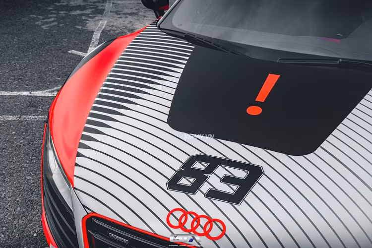 Tính đến thời điểm hiện tại, chiếc xe trong bài vẫn là mẫu Audi R8 V8 duy nhất tại Việt Nam được trang bị hộp số sàn.