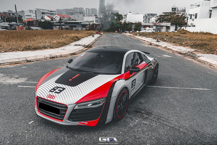 Không chỉ có thay đổi về màu sắc ngoại thất, bộ mâm 5 chấu màu đen của Audi R8 V8 cũng được “tút tát” lại một chút, nổi bật hơn với đường viền mâm xe màu đỏ. Đi kèm là kẹp phanh hiệu suất cao màu đen.