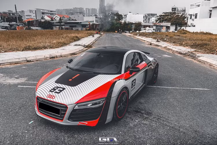Không chỉ có thay đổi về màu sắc ngoại thất, bộ mâm 5 chấu màu đen của Audi R8 V8 cũng được “tút tát” lại một chút, nổi bật hơn với đường viền mâm xe màu đỏ. Đi kèm là kẹp phanh hiệu suất cao màu đen.