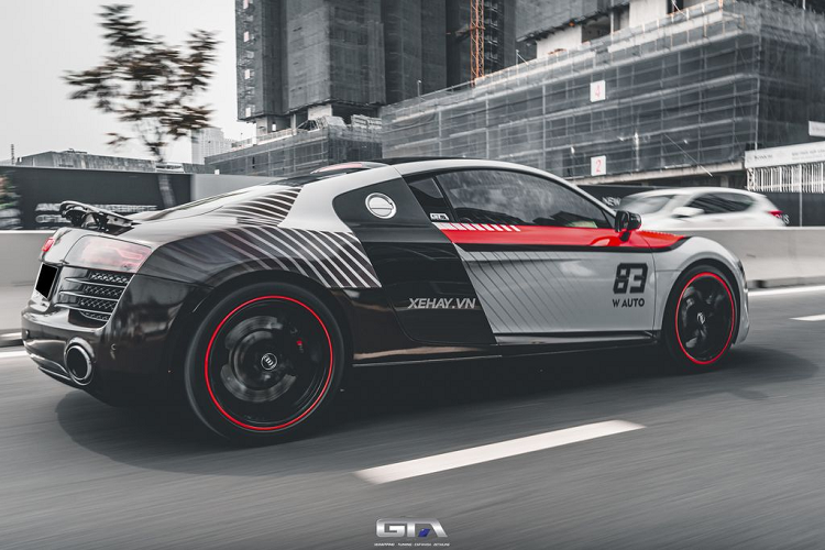 Về truyền động, siêu xe Audi R8 V8 sử dụng động cơ V8, phun xăng trực tiếp FSI dung tích 4.2L cho công suất 420 mã lực và mô-men xoắn cực đại 430 Nm, siêu xe có thể tăng tốc 0 - 100km/h trong 3,9 giây trước khi cán tốc độ tối đa 316 km/h.